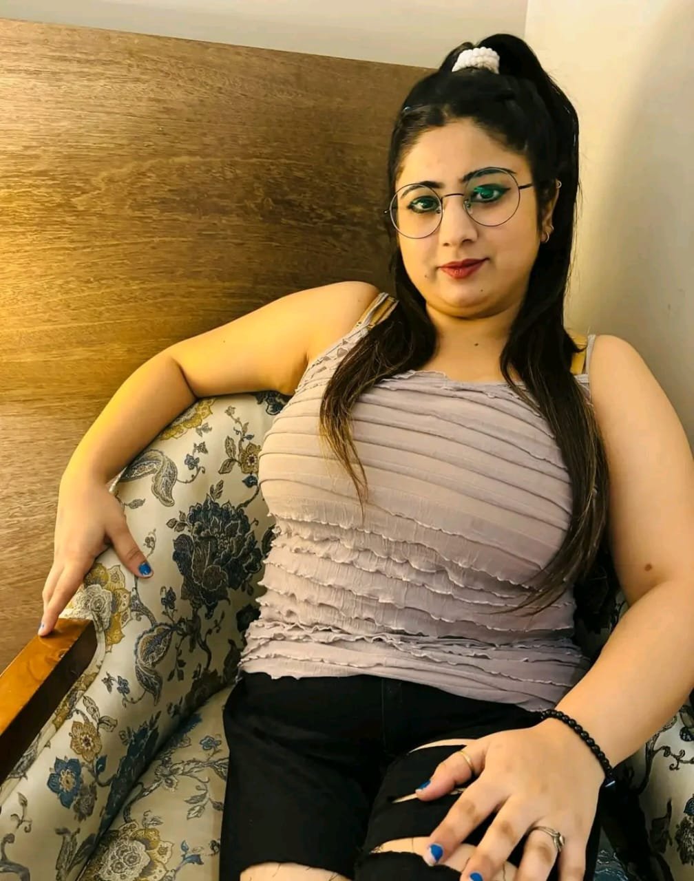 Night girl available with delivery service