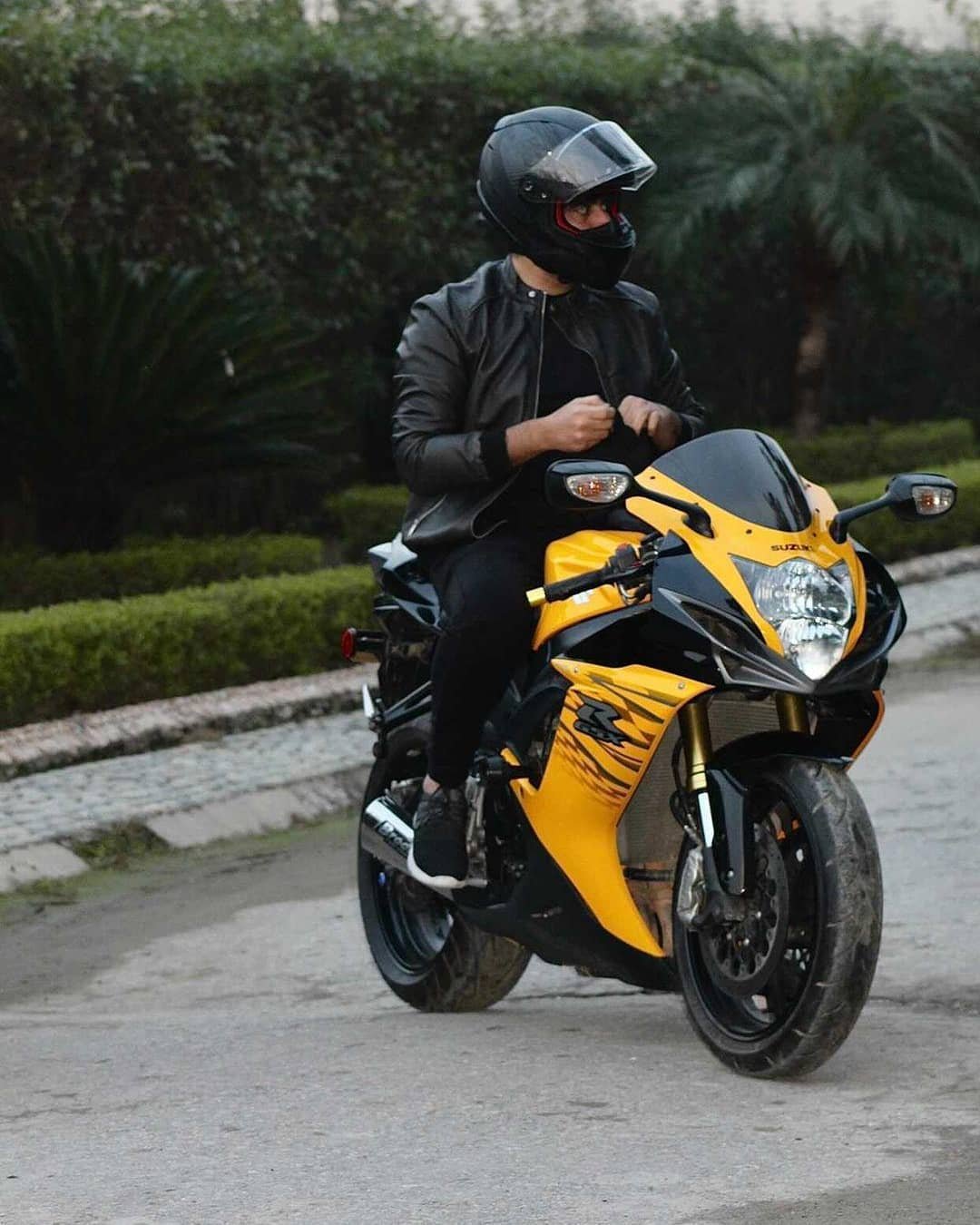 I’m Young Boy only for girls and auntie contact me (03237237144)